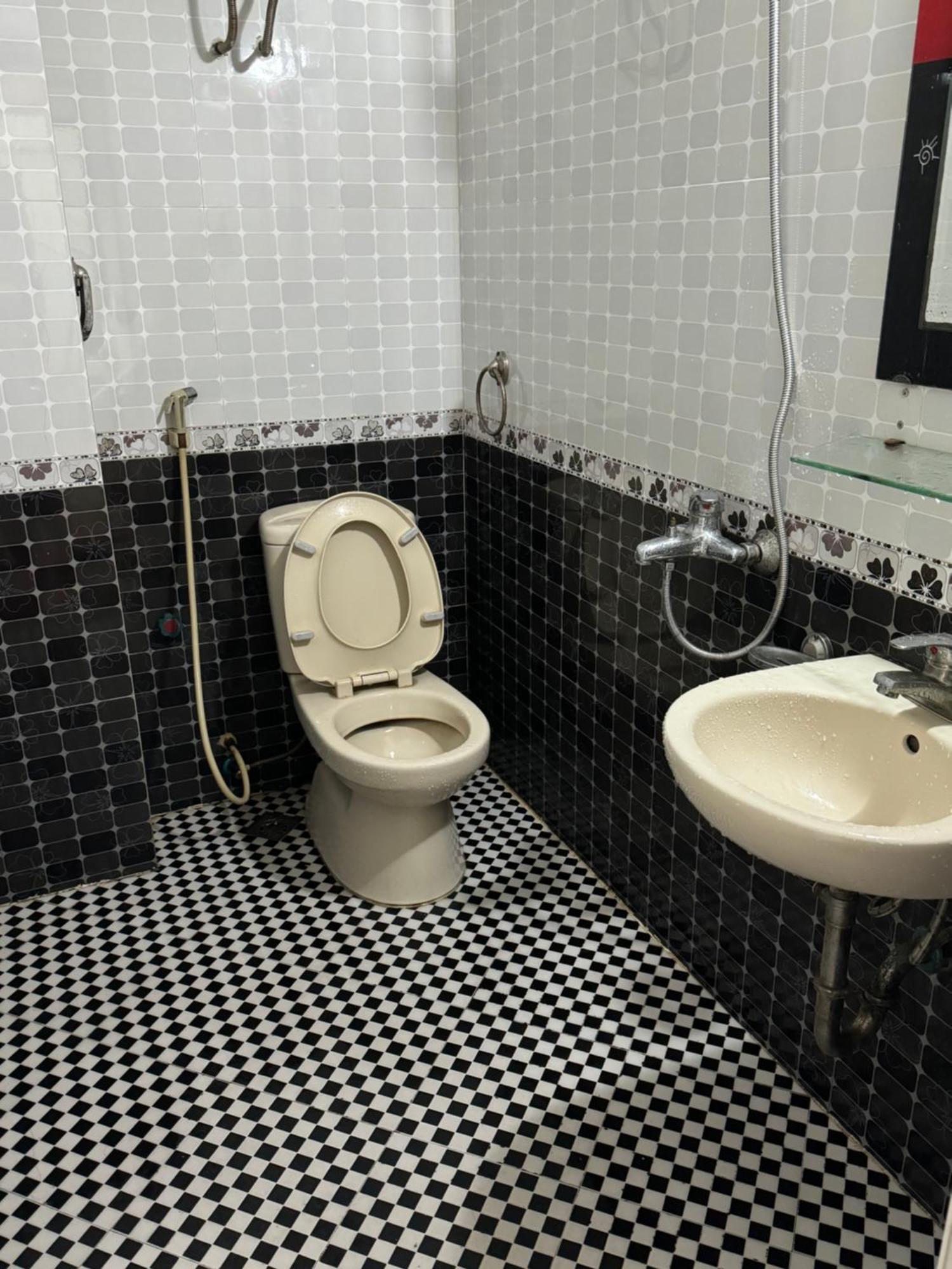 Love hotel Nha Nghi Thanh Hanoi