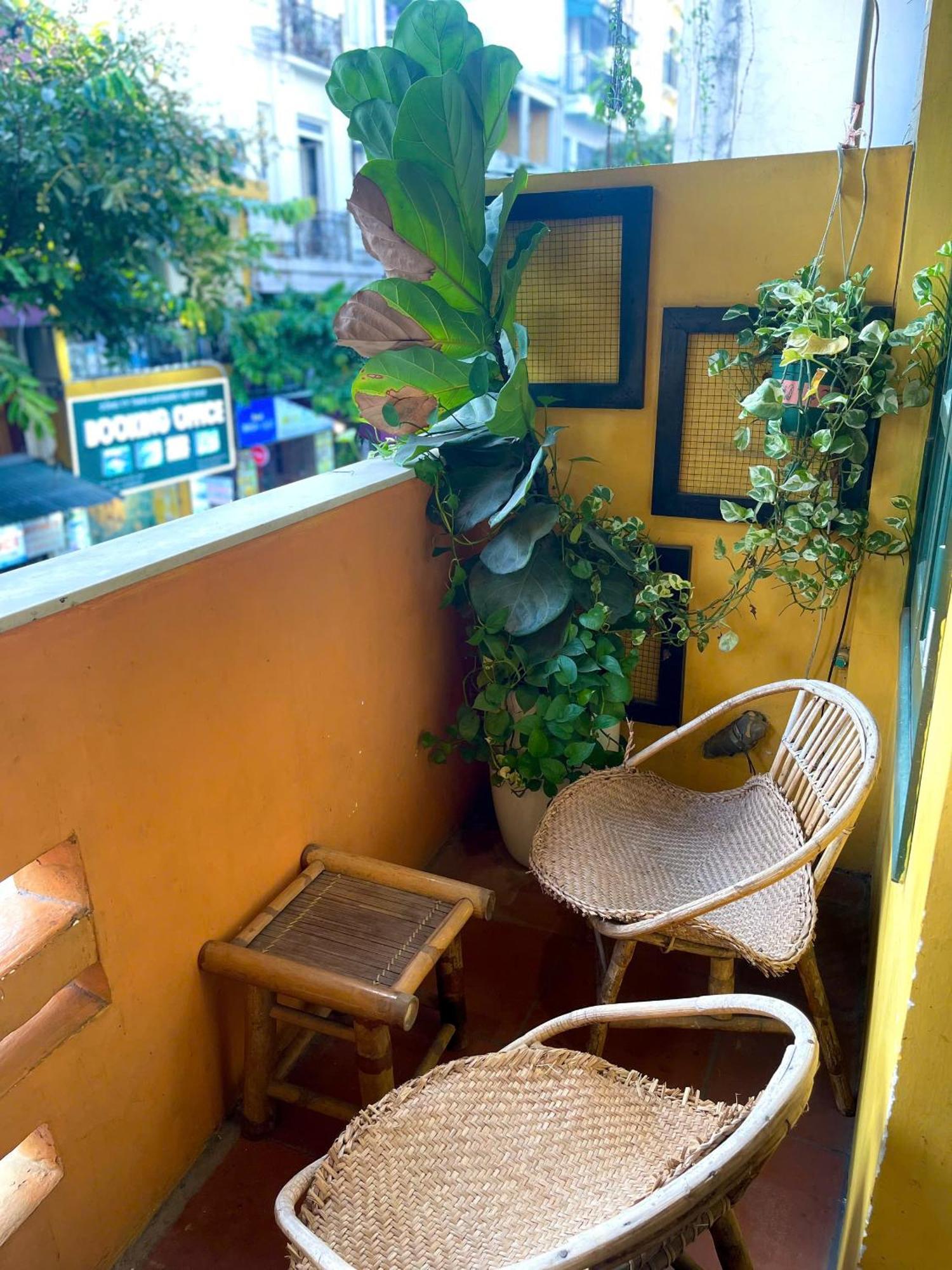 Large Window- Quiet- Old Quarter Apartment *