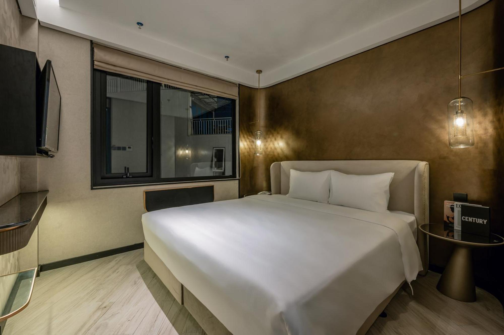 Irest Signature Ba Dinh Lakeside Hotel