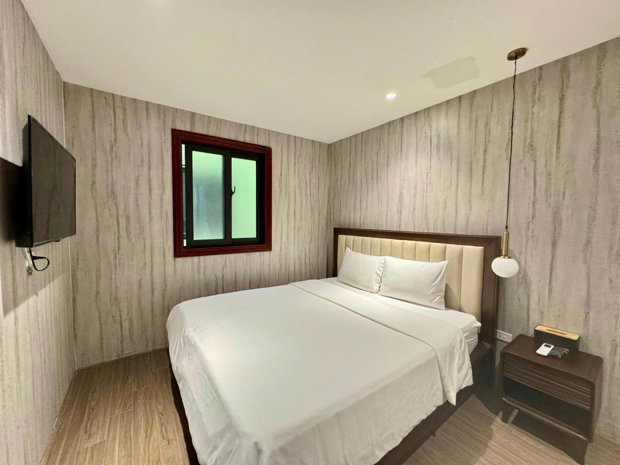 22land Moon West * Hanoi