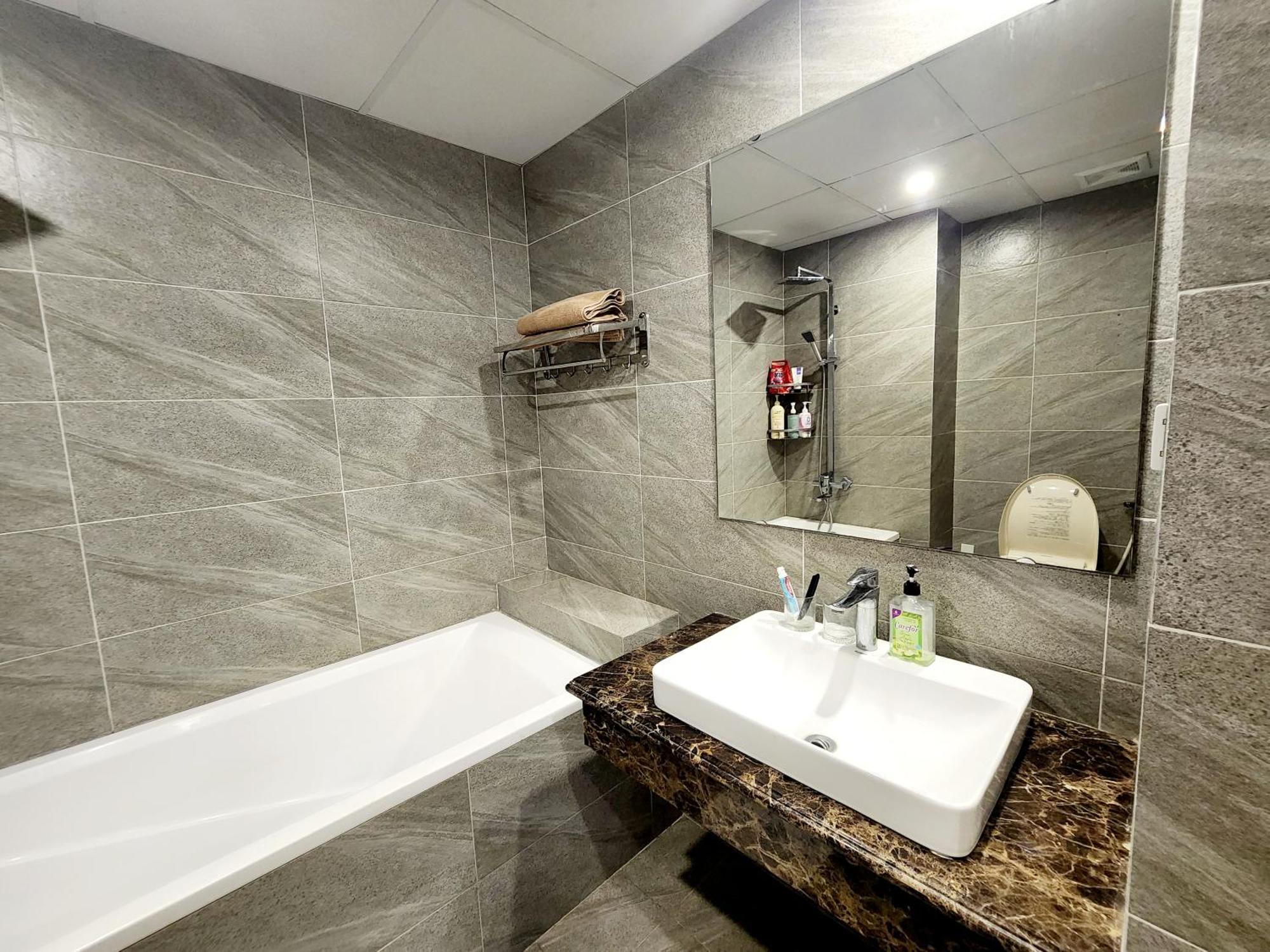 Ngoc Khanh Lakeside Quiet Luxury W Bathtub