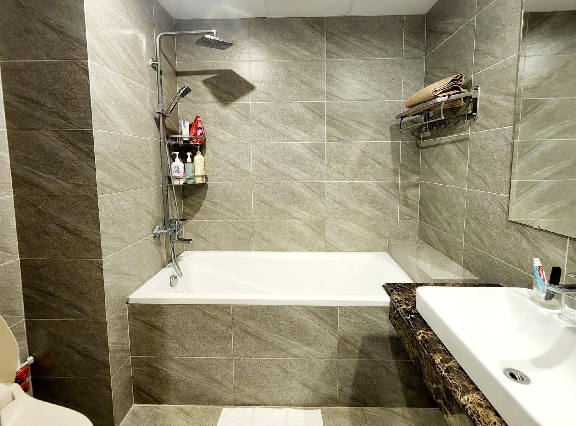 Ngoc Khanh Lakeside Quiet Luxury W Bathtub Apartment Hanoi