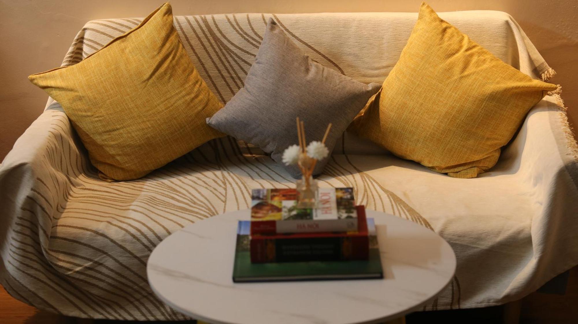 Vietnam Travelers 2 With Cozy Private Balcony Hanoi
