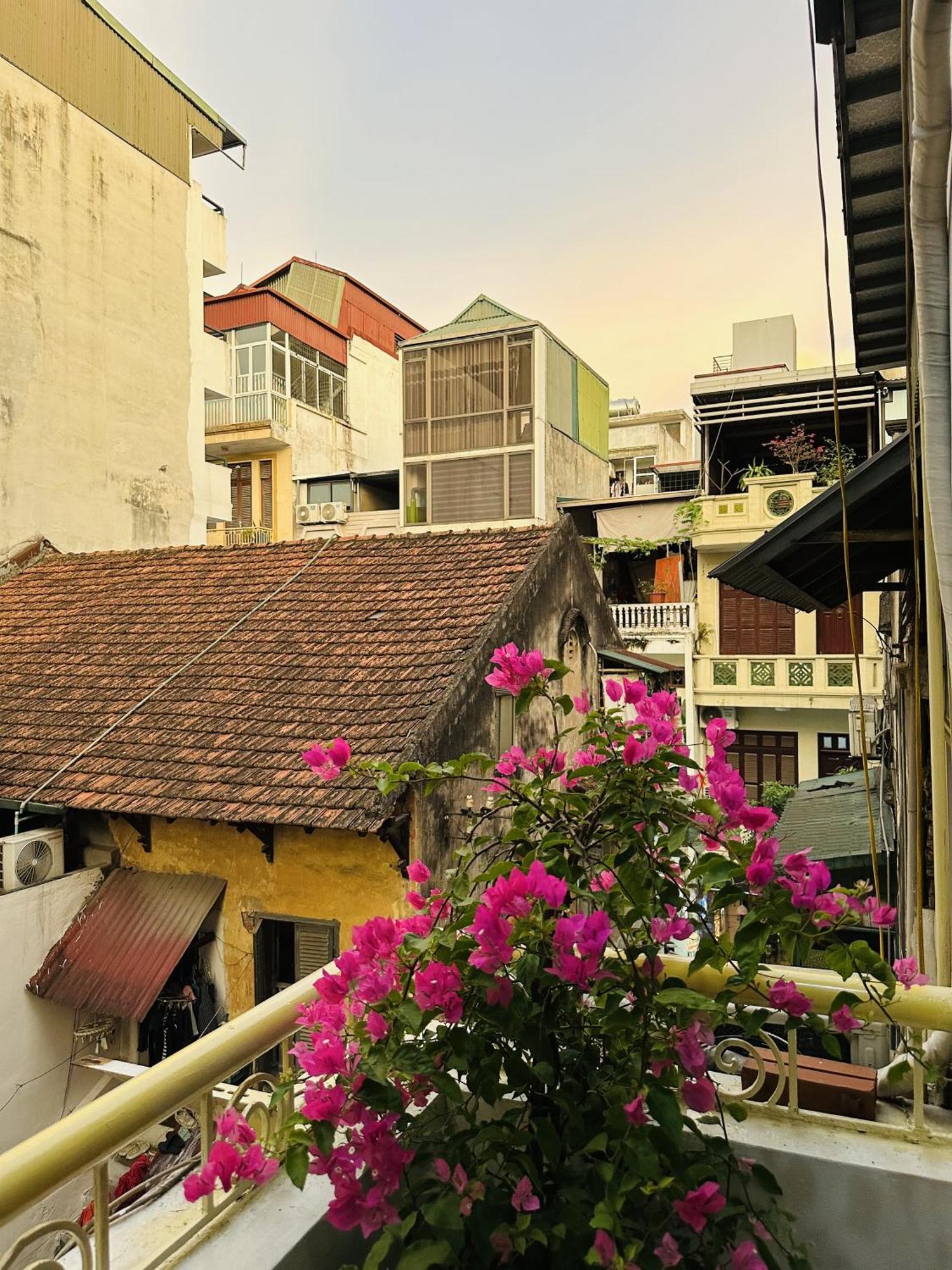 Vietnam Travelers 2 With Cozy Private Balcony
