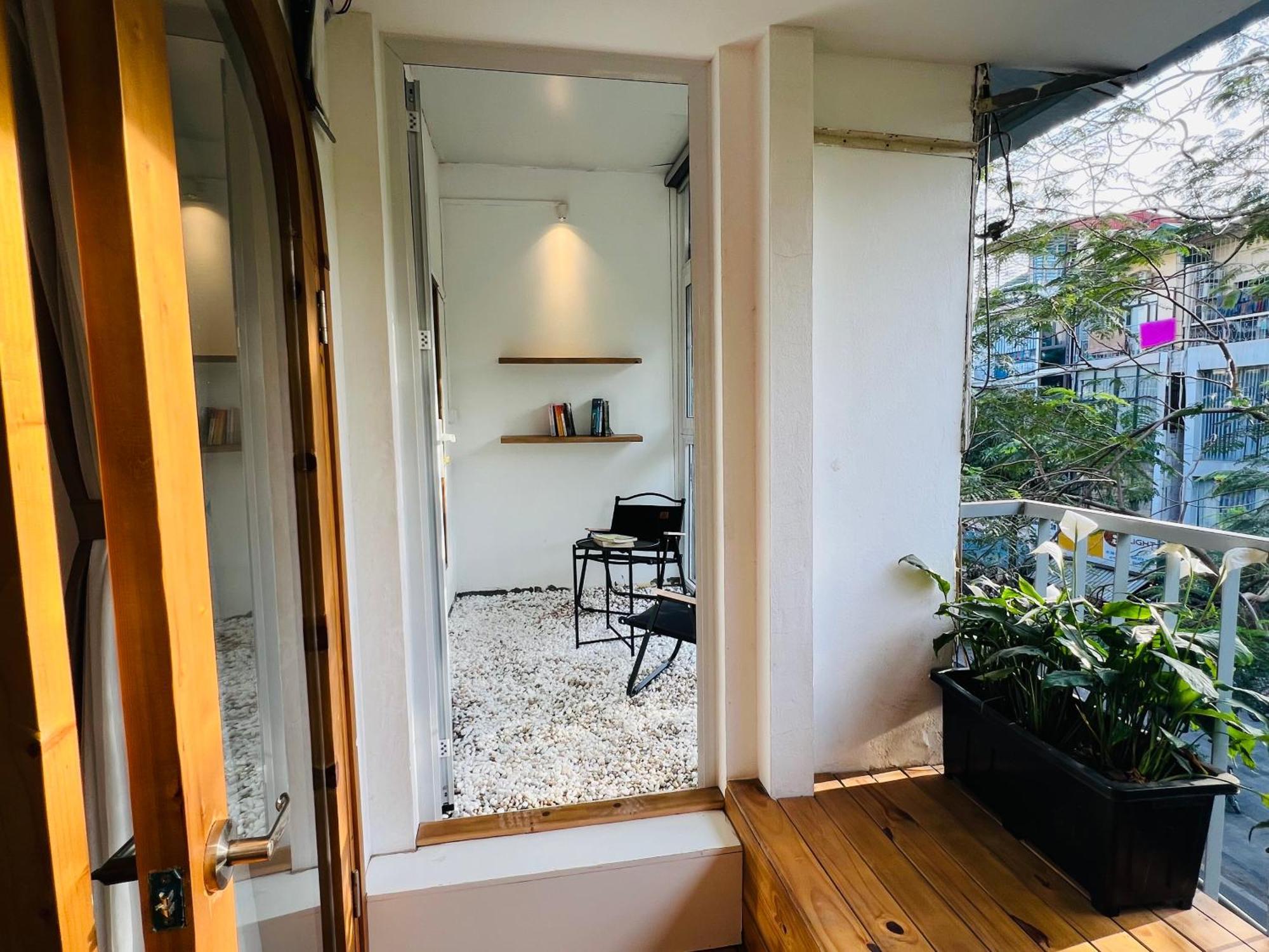Sunny Old Quarter Near Train Street - Big Balcony, Kitchen- Self Check-in *