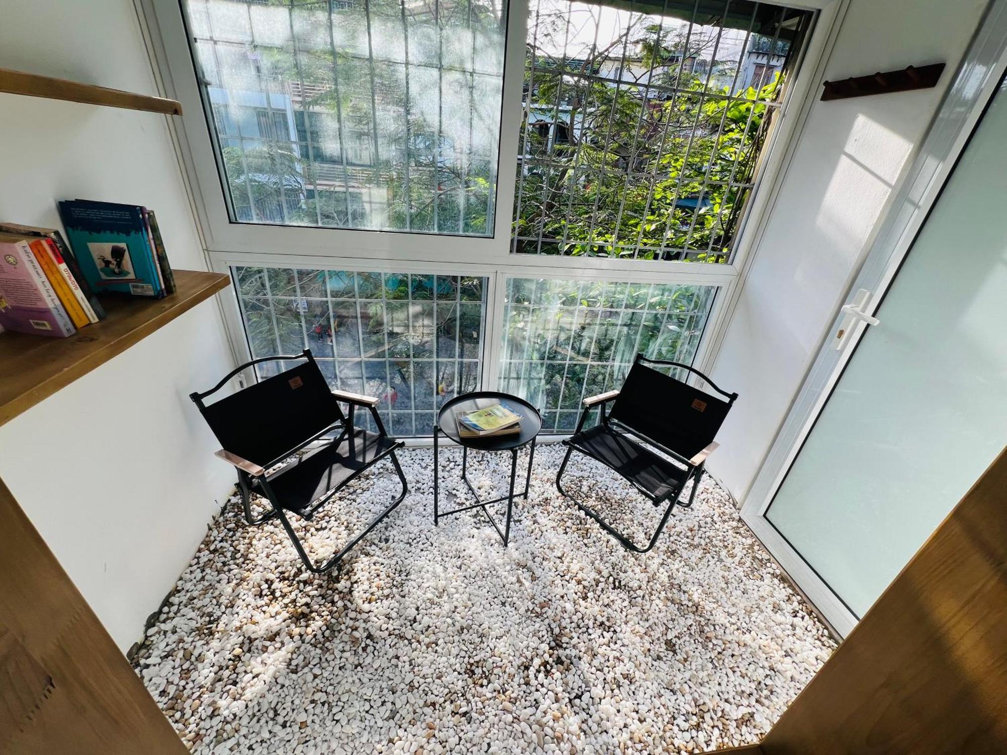 Sunny Old Quarter Near Train Street - Big Balcony, Kitchen- Self Check-in * Hanoi