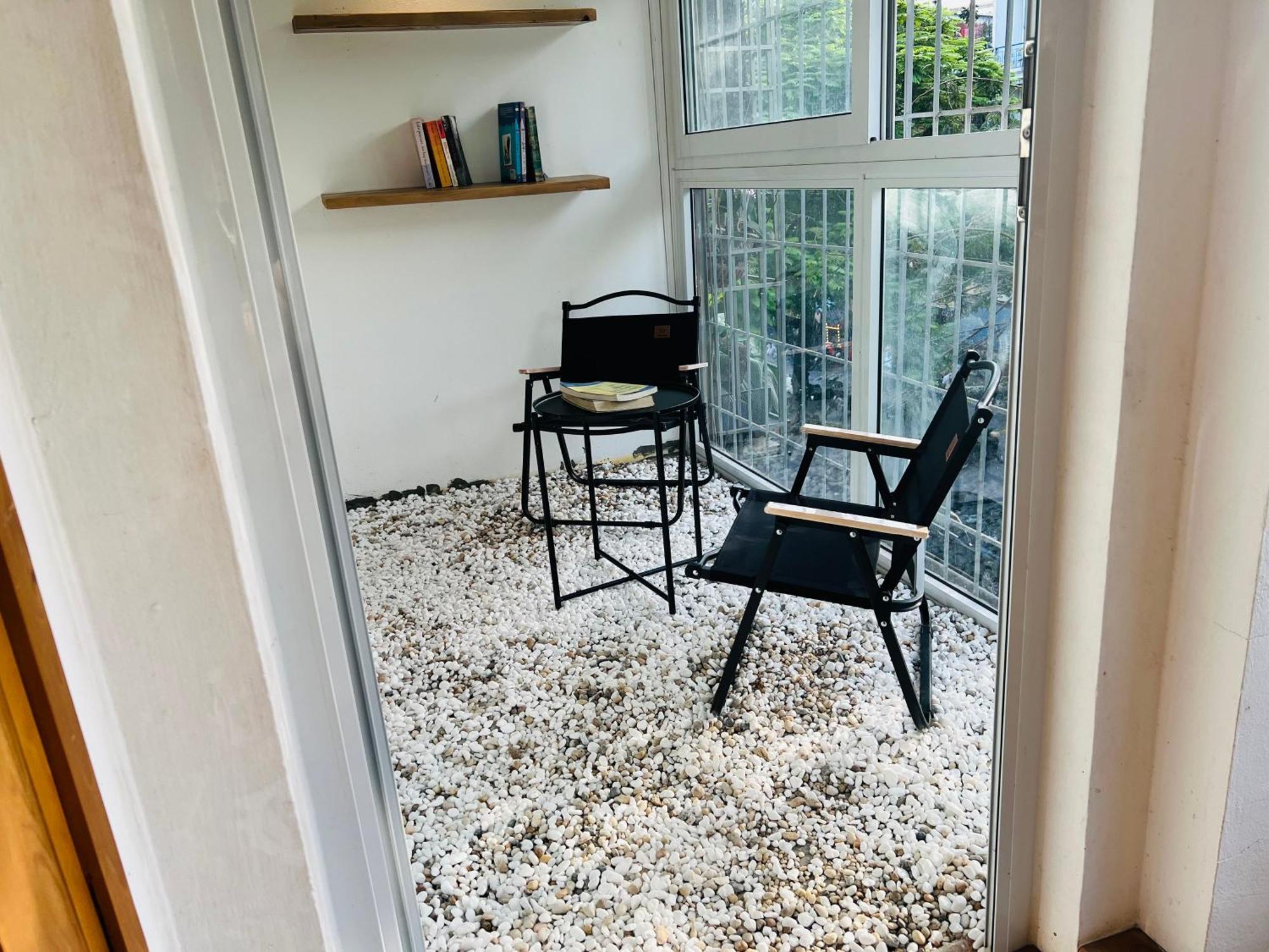 Sunny Old Quarter Near Train Street - Big Balcony, Kitchen- Self Check-in Apartment *