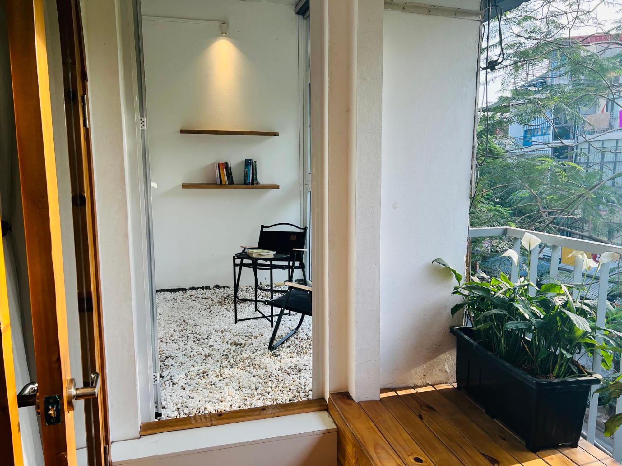 Apartment Sunny Old Quarter Near Train Street - Big Balcony, Kitchen- Self Check-in Hanoi