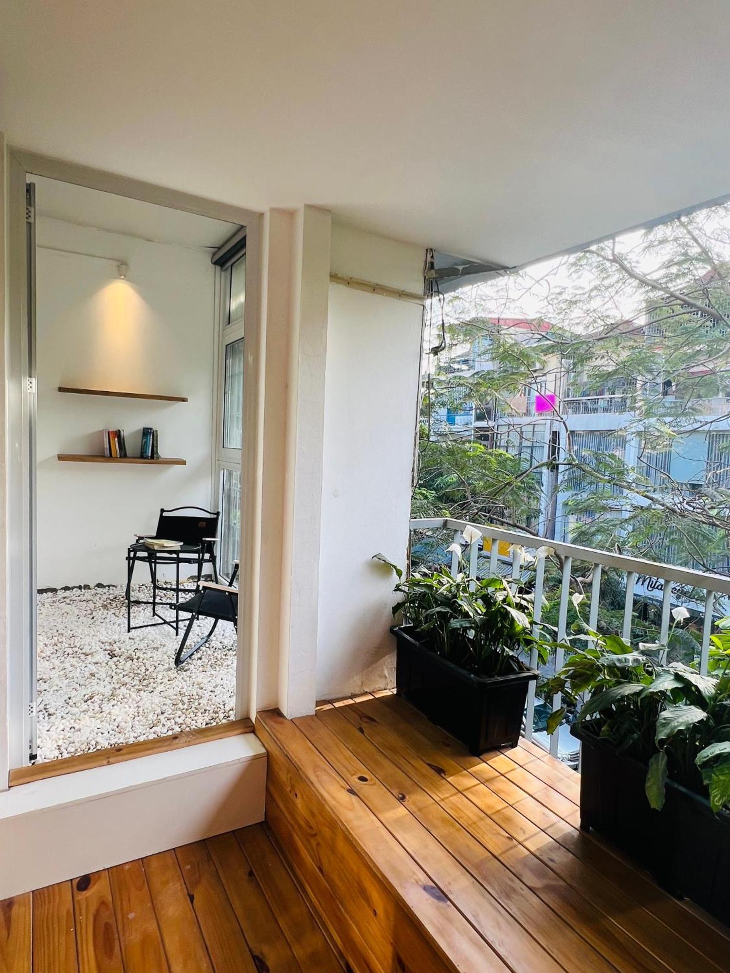 Sunny Old Quarter Near Train Street - Big Balcony, Kitchen- Self Check-in