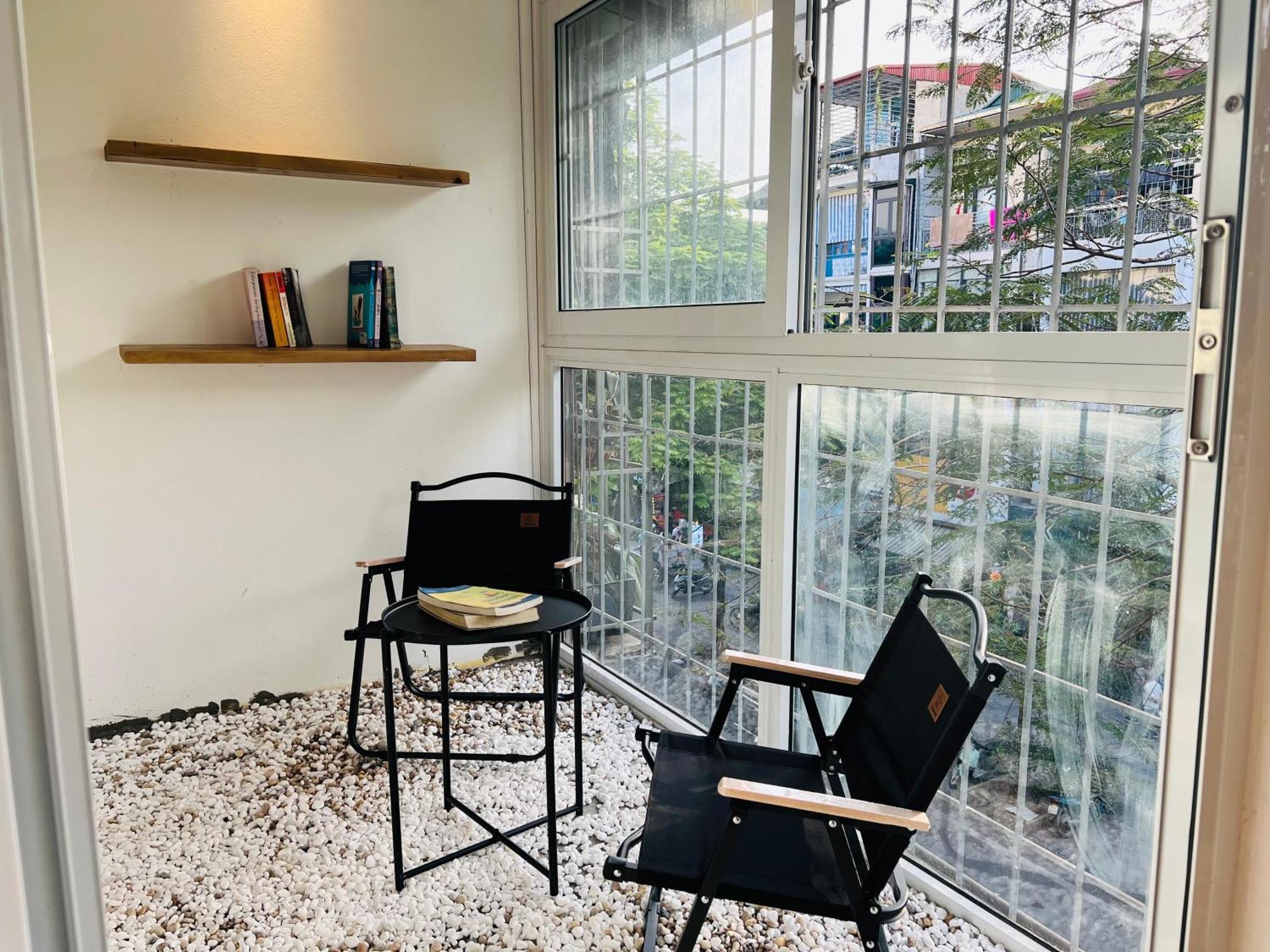 Apartment Sunny Old Quarter Near Train Street - Big Balcony, Kitchen- Self Check-in