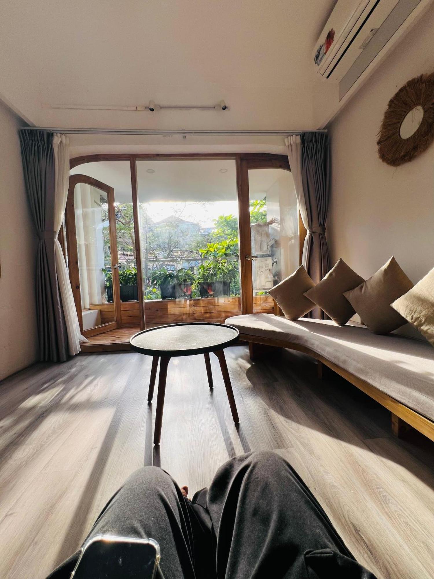 Apartment Sunny Old Quarter Near Train Street - Big Balcony, Kitchen- Self Check-in Hanoi