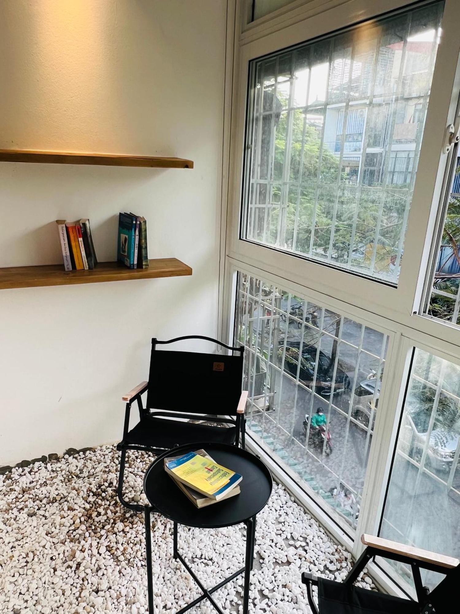Sunny Old Quarter Near Train Street - Big Balcony, Kitchen- Self Check-in