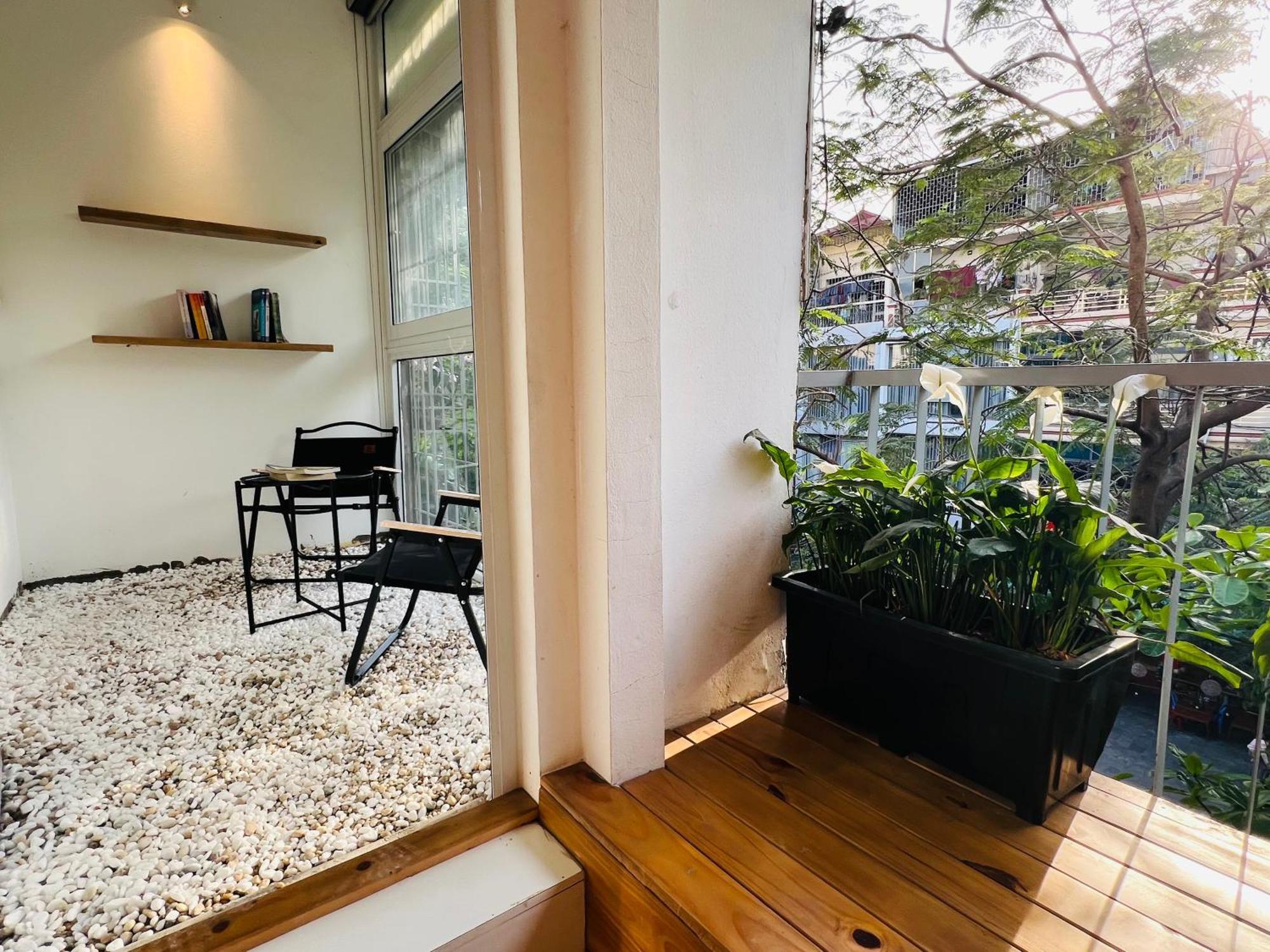 Sunny Old Quarter Near Train Street - Big Balcony, Kitchen- Self Check-in *