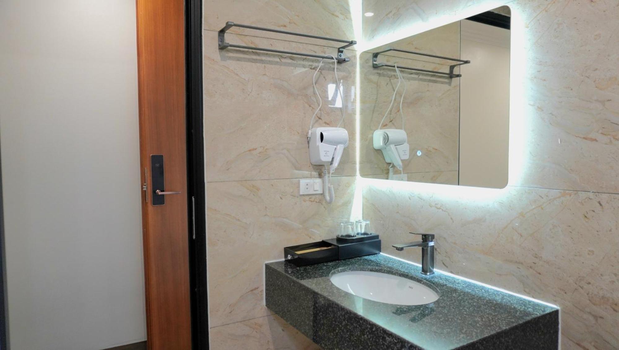 Jademay Airport Hotel