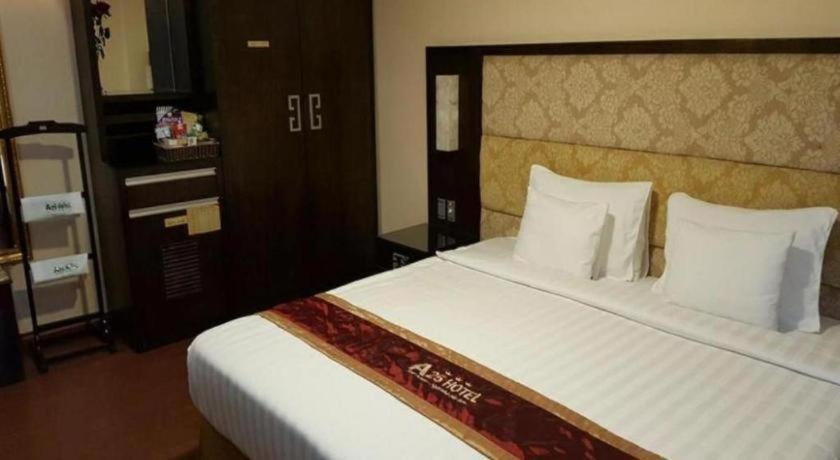 New Moon Hotel 2*