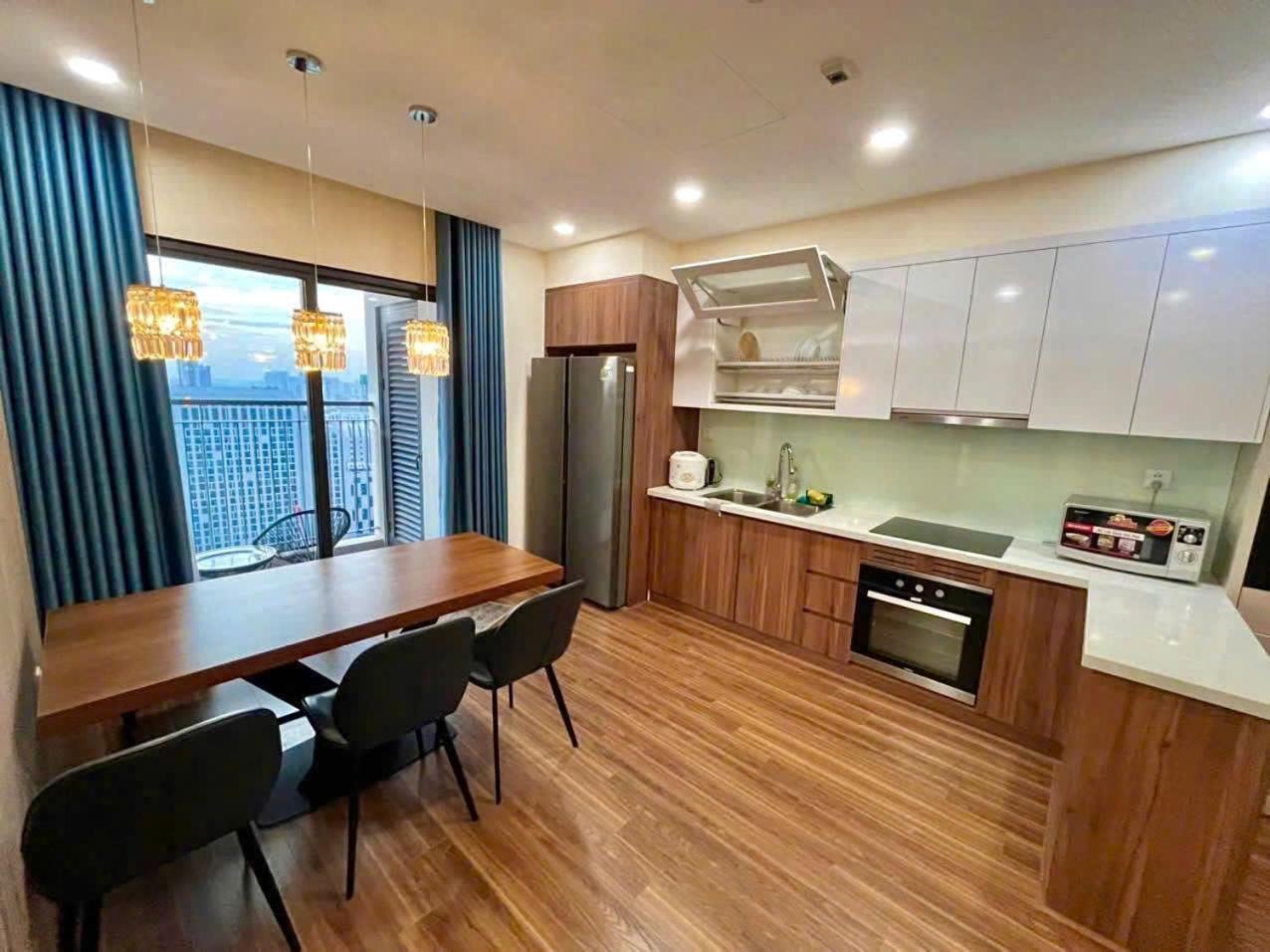 Asahi Luxstay - Golden Park Big Corner With Cau Giay Park View Apartment *
