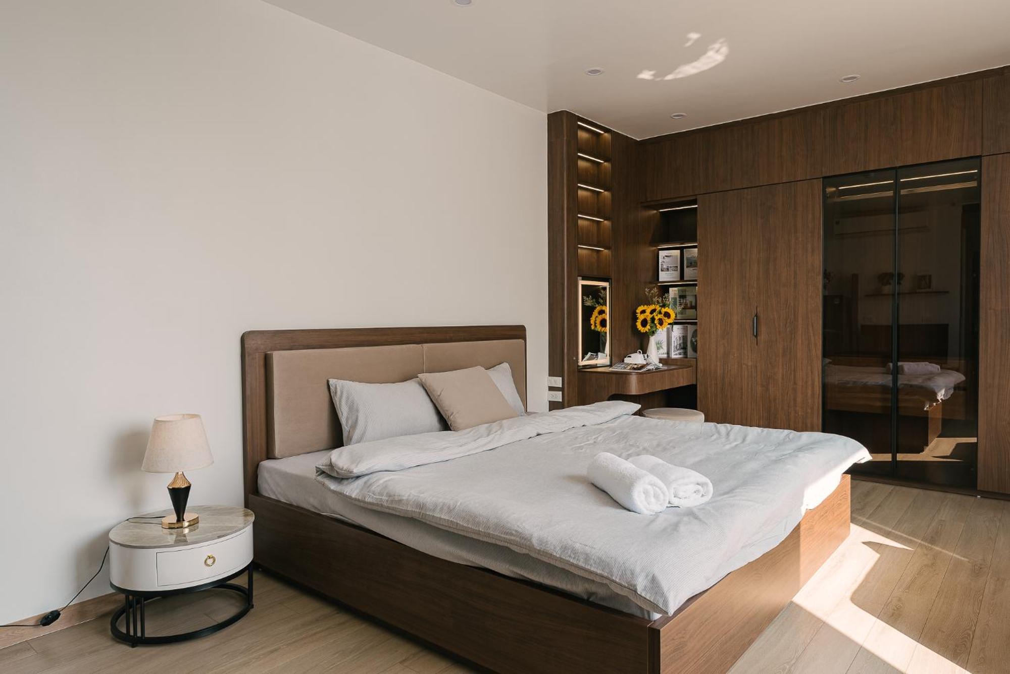 Crescendo Stylist Lakeview * Hanoi