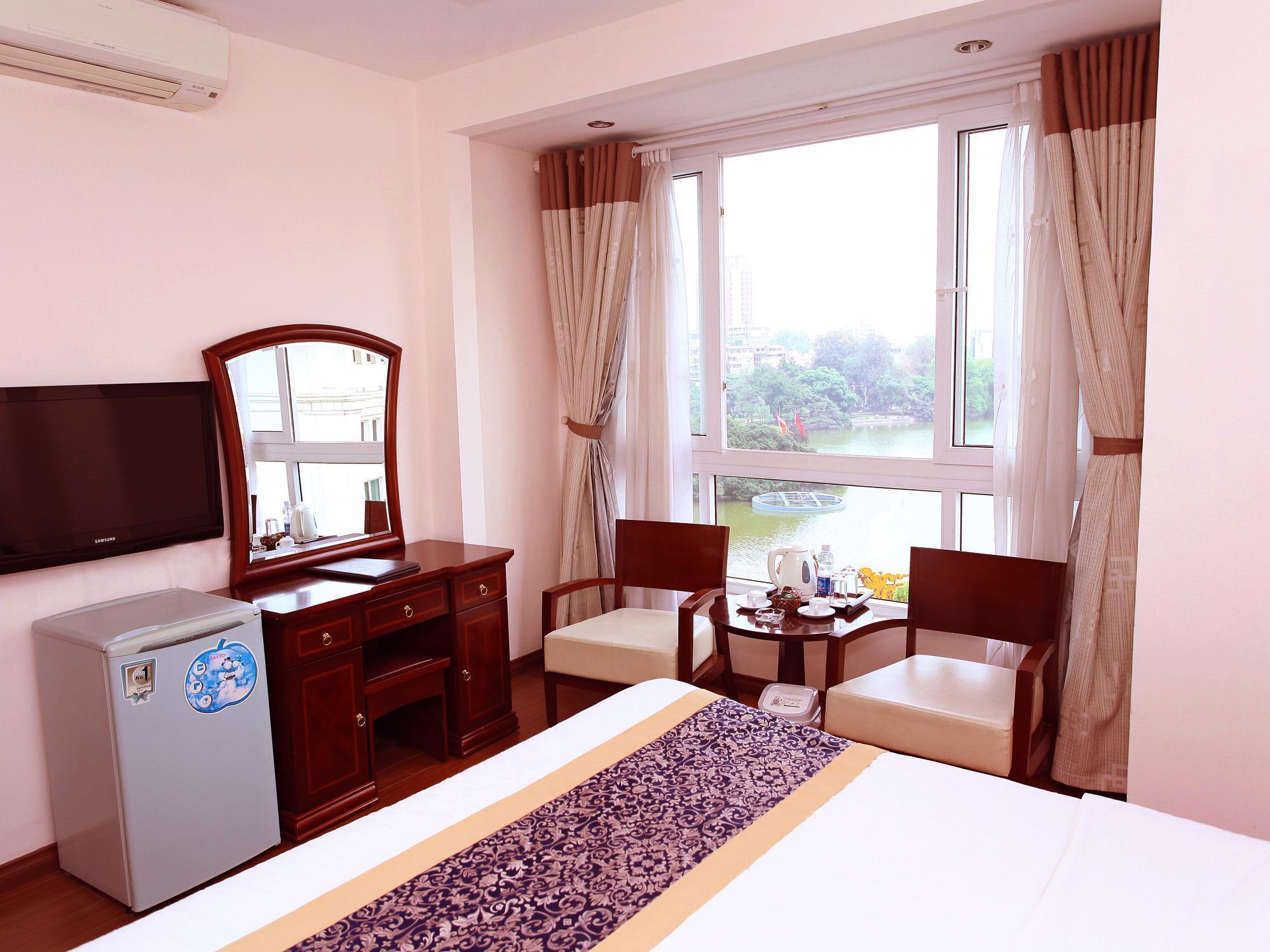 Lakeside Palace Hotel 3*