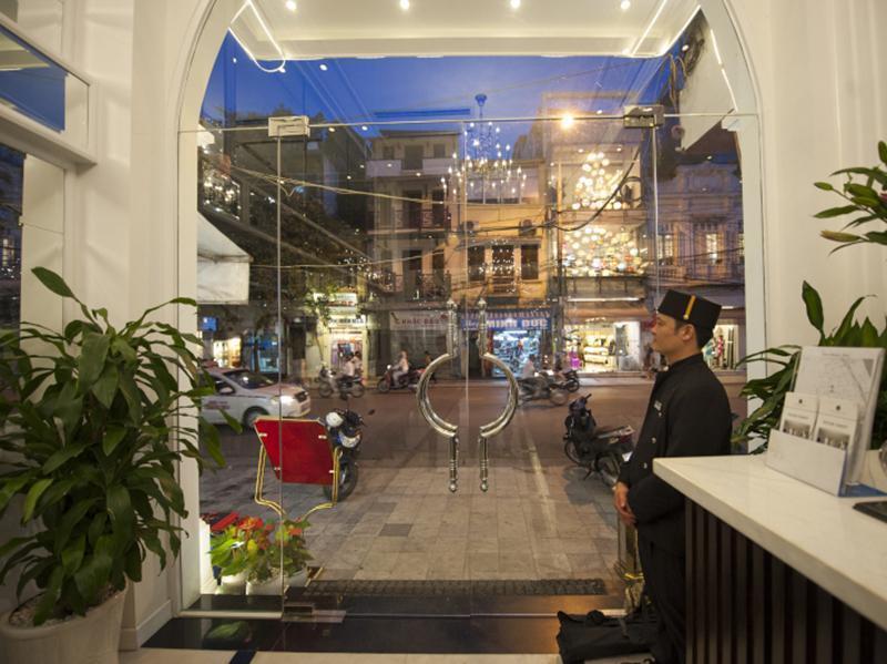 Victor Metropolis & Rooftop Bar In 4*