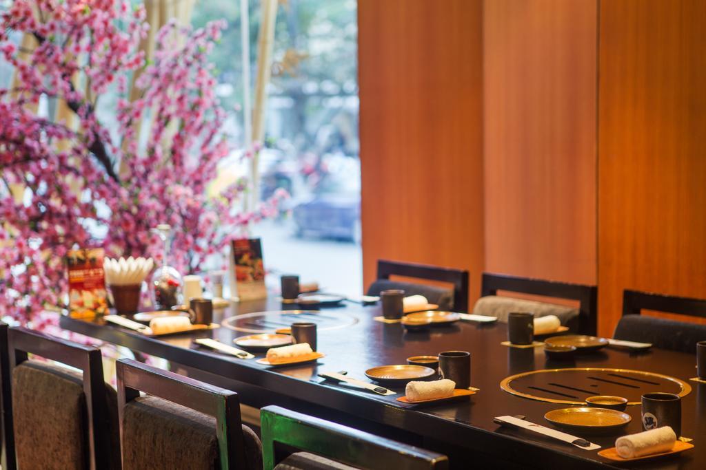 Khách sạn Bên Hồ Hà Nội