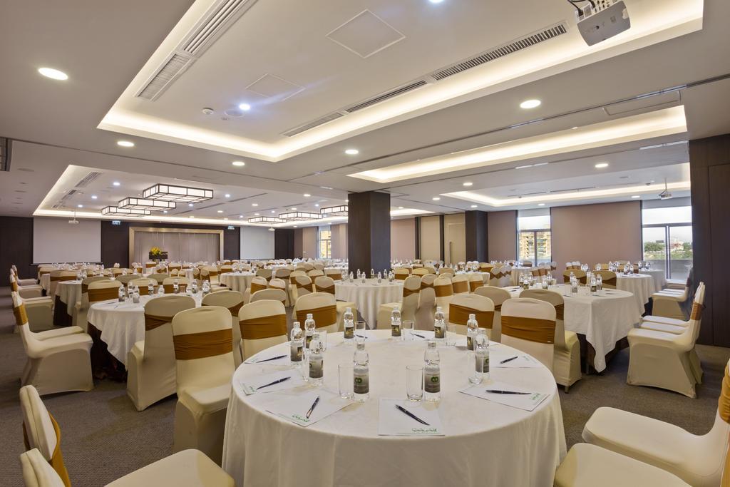 Bên Hồ Khách sạn Hà Nội