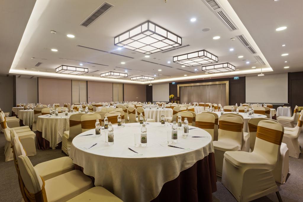 Bên Hồ Khách sạn