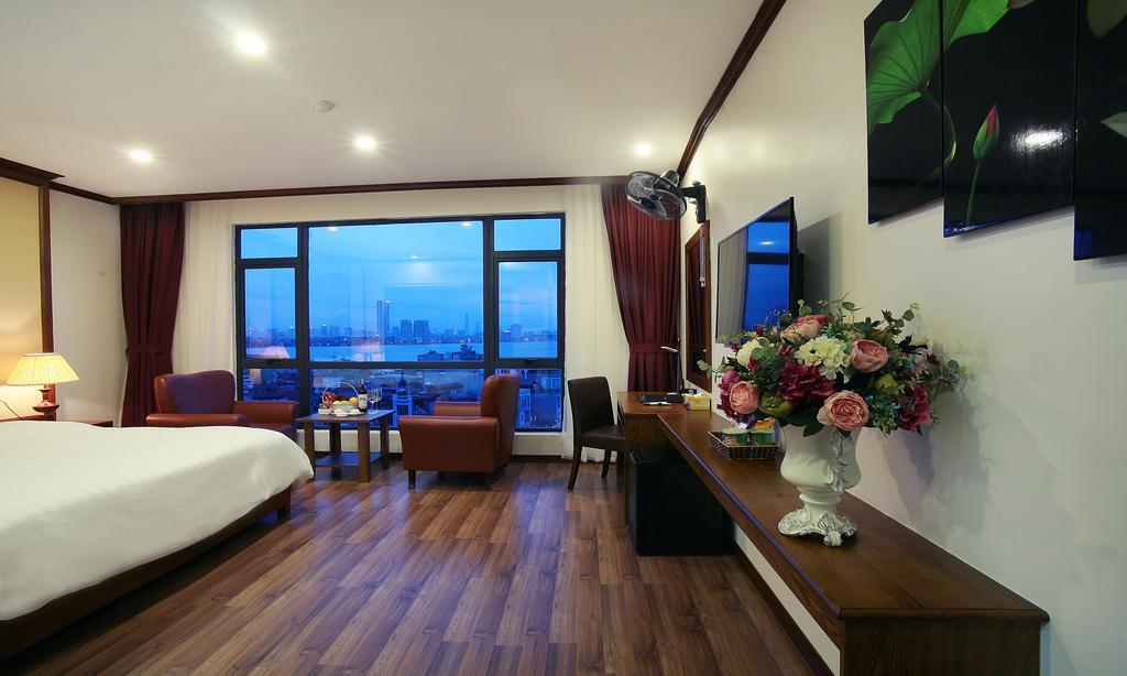 Hotel West & 3*