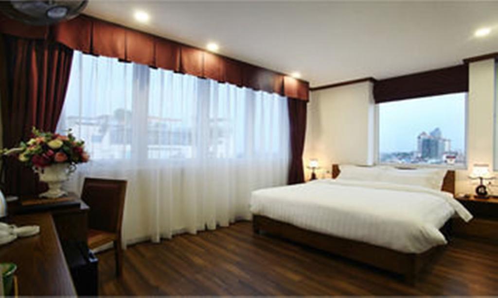 Hotel West & 3*