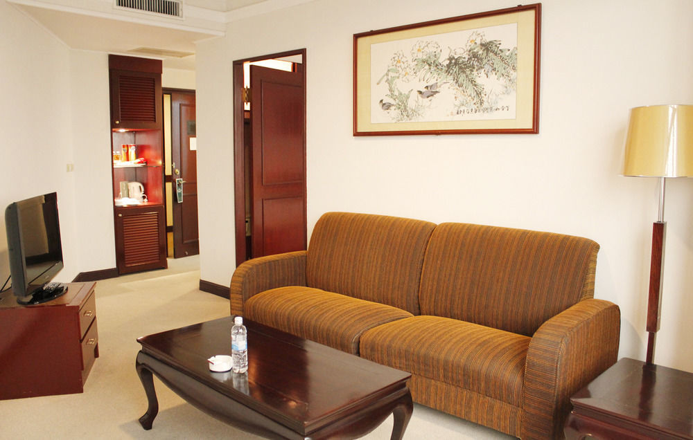 Bên Hồ Khách sạn Hà Nội