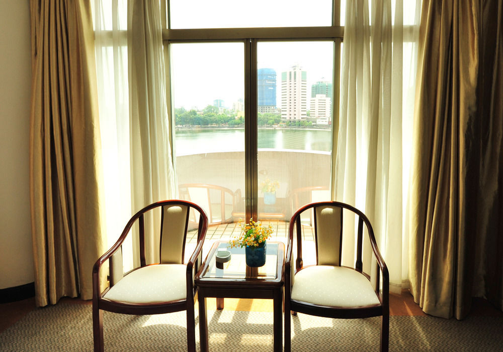 Bên Hồ Khách sạn