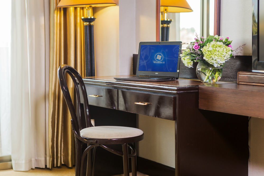 Bên Hồ 4*