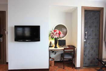 Emerald Waters Classy Hotel 4*