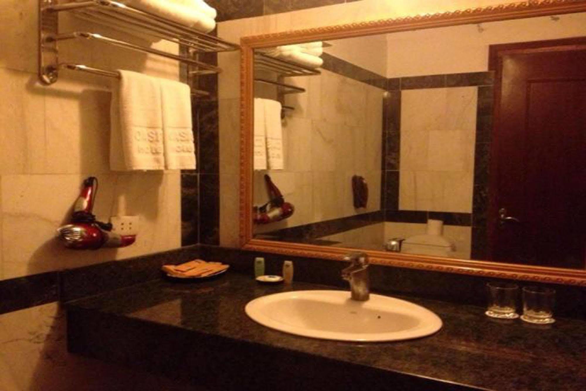 Hotel Oasis Hanoi