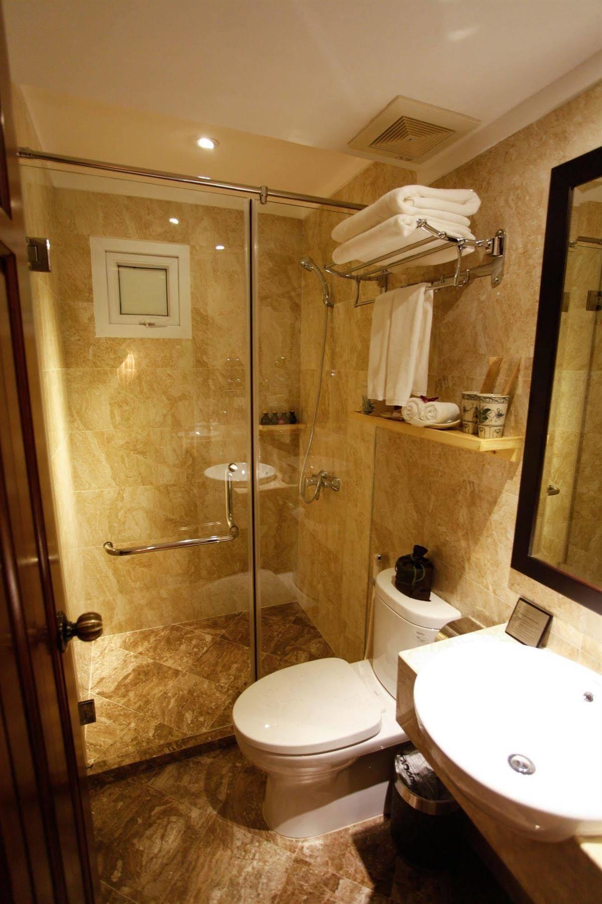 Emerald Waters Classy Hotel Hanoi