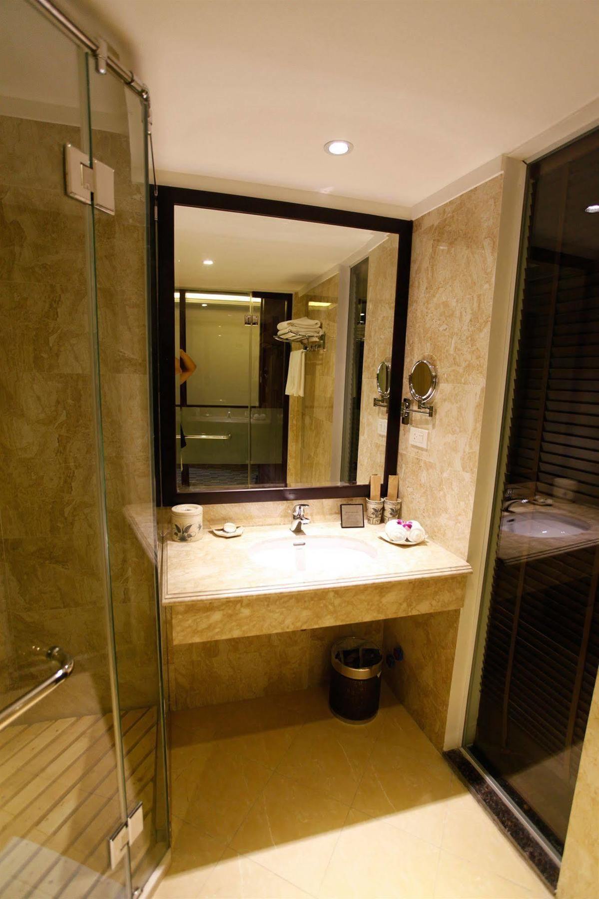 Emerald Waters Classy 4* Hanoi
