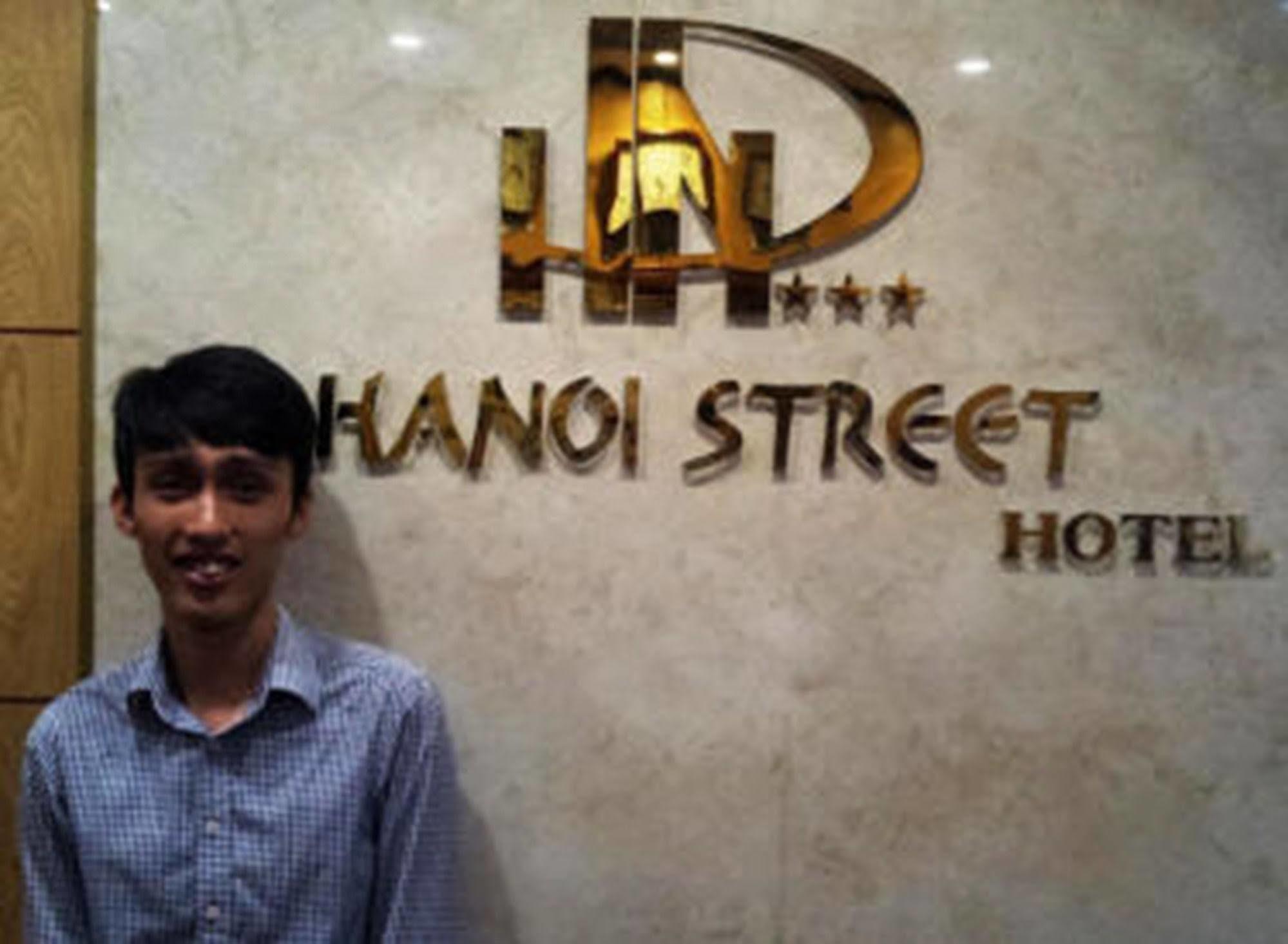 Street Hotel *