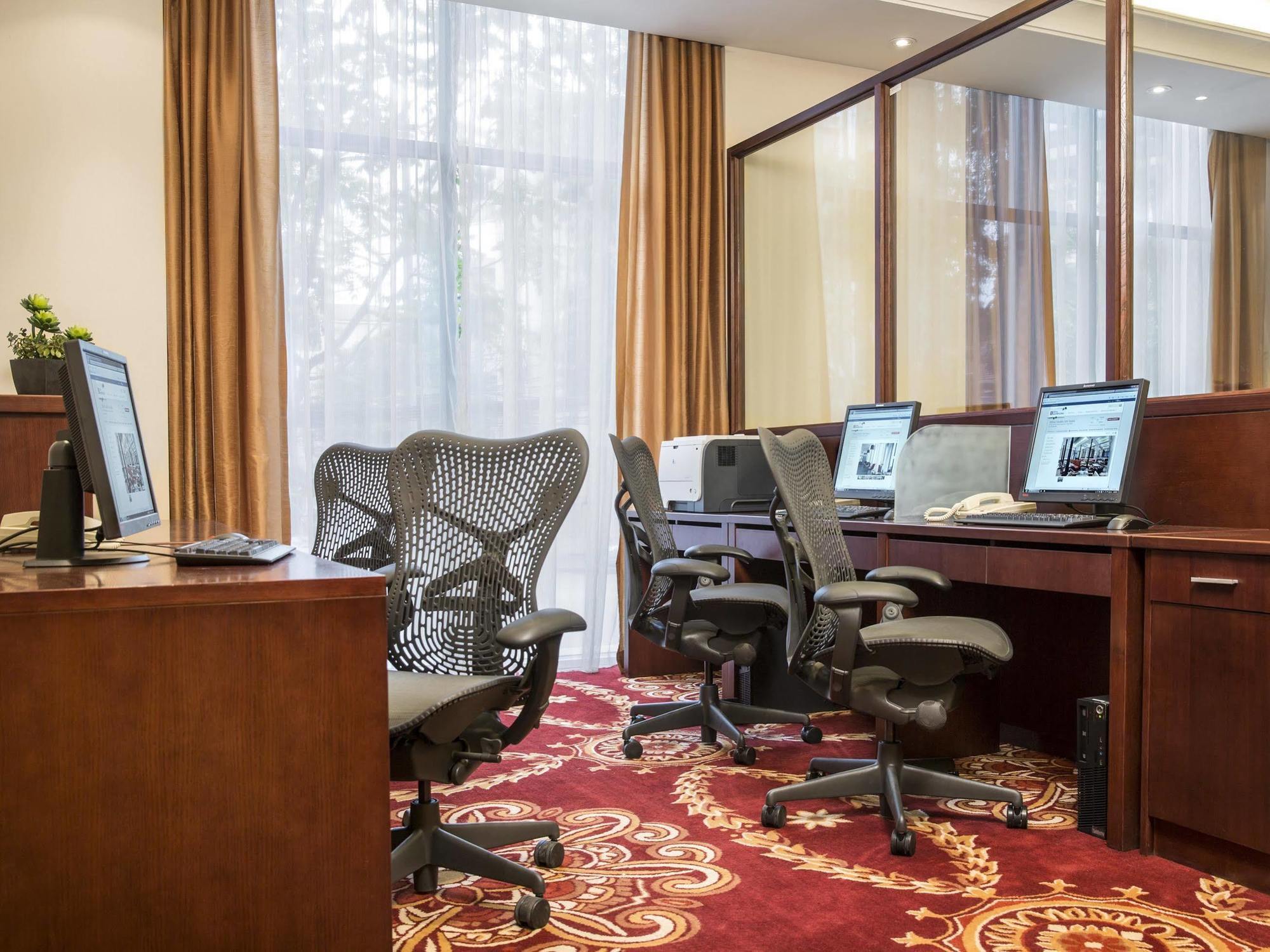 Hilton Garden Hotel 4*