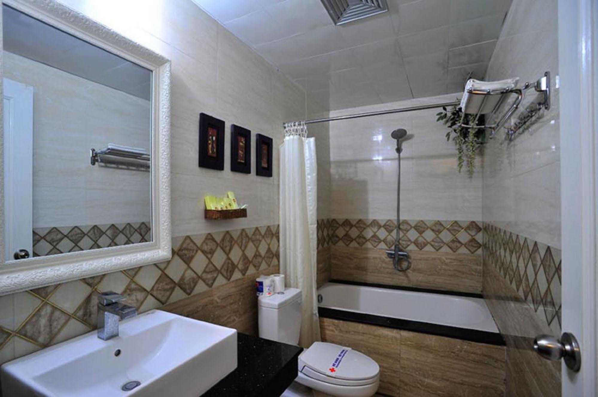 Wild Lotus - Xuan Dieu Hotel Hanoi