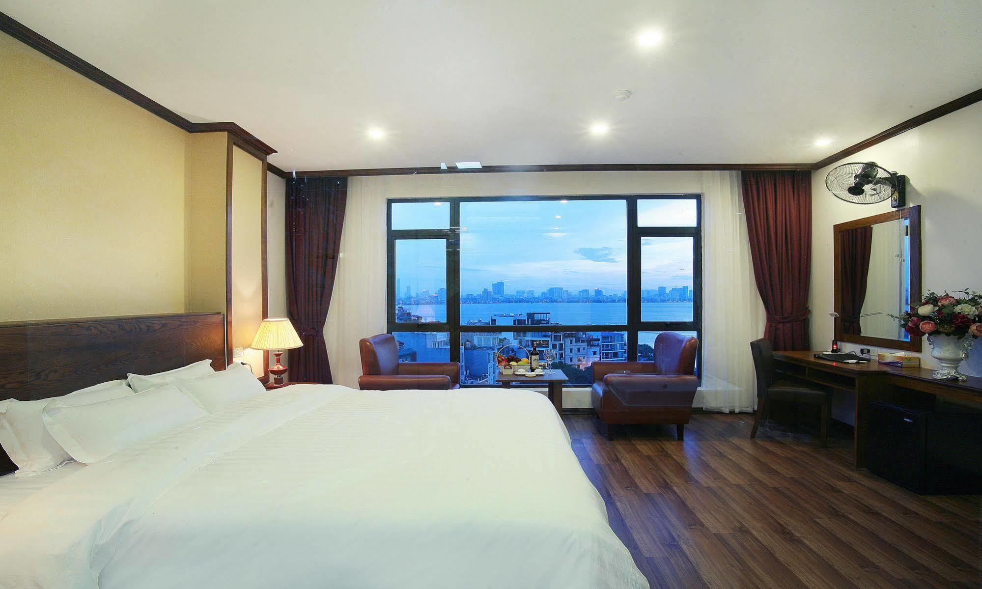 Hotel West & 3*
