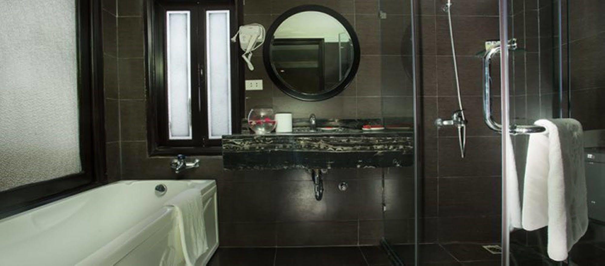 Hotel La Sante & Hanoi