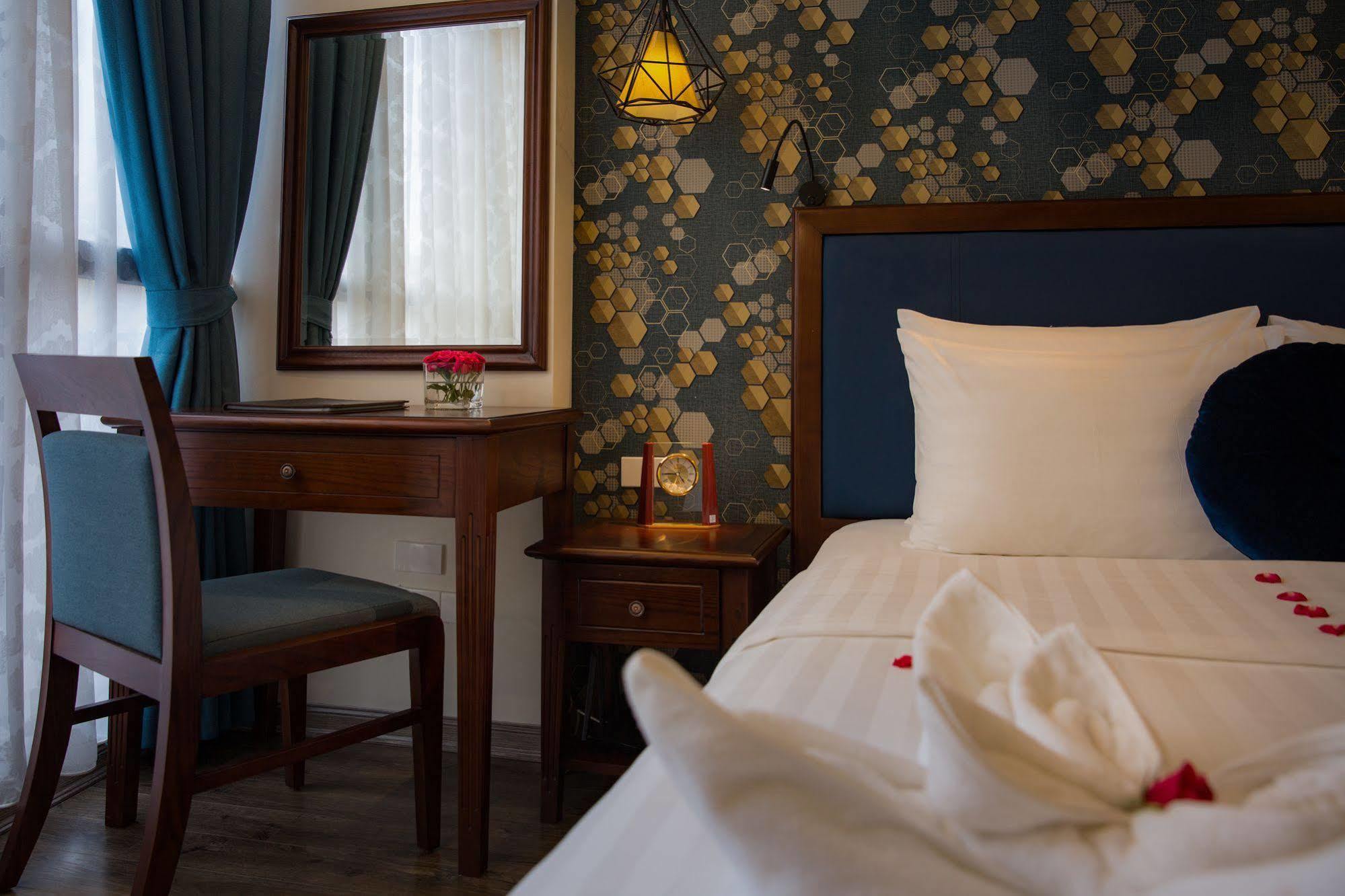 Holiday Emerald 3* Hanoi