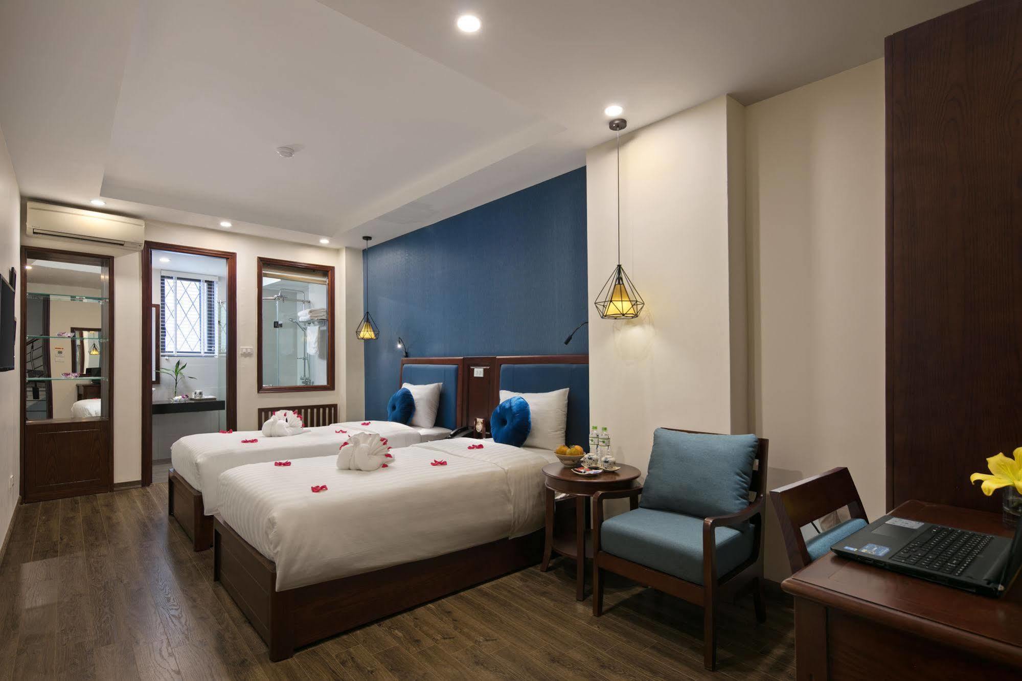 Holiday Emerald Hotel 3*