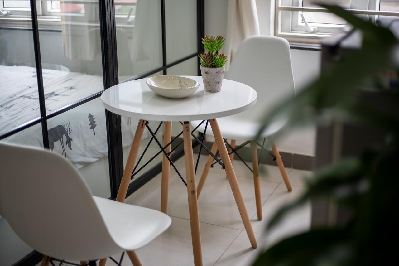 Khách sạn hẻo lánh Sazi Homestay 97 Van Cao Building Hà Nội