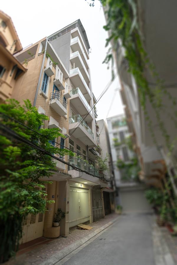 Khách sạn hẻo lánh Sazi Homestay 97 Van Cao Building Hà Nội