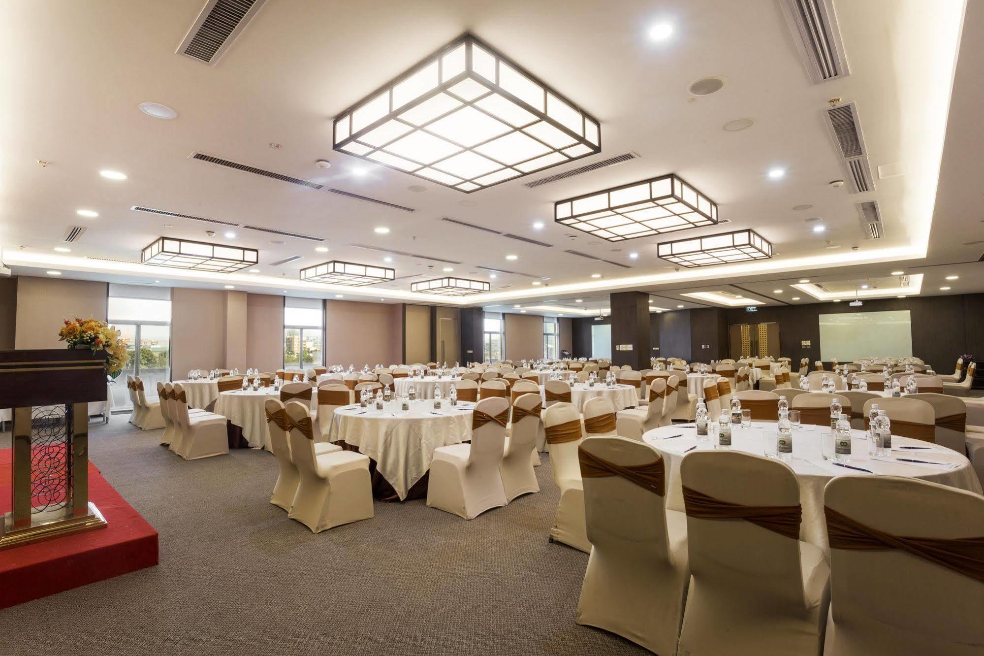 Khách sạn Bên Hồ Hà Nội