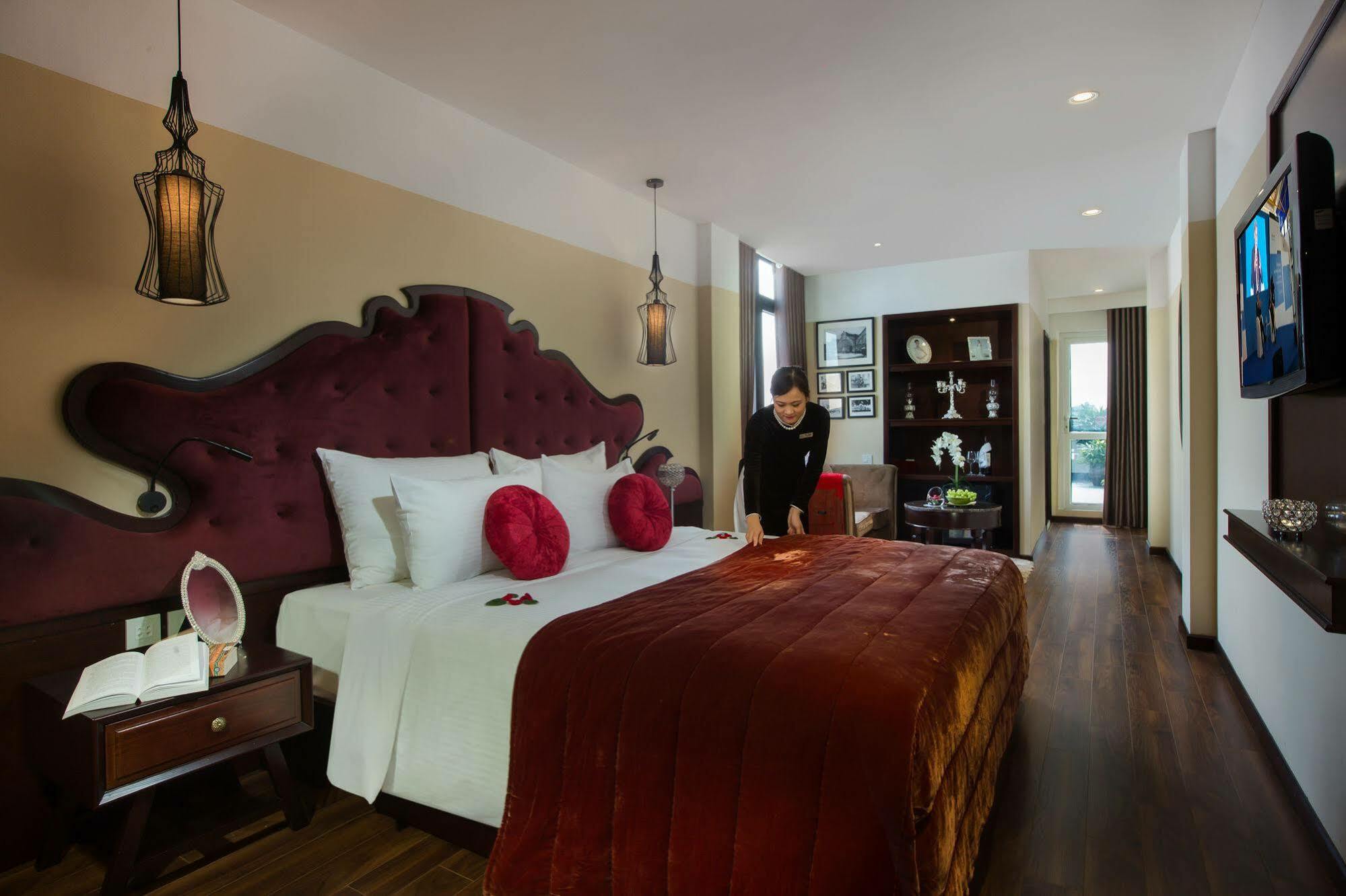 Hotel Ambassador & Travel