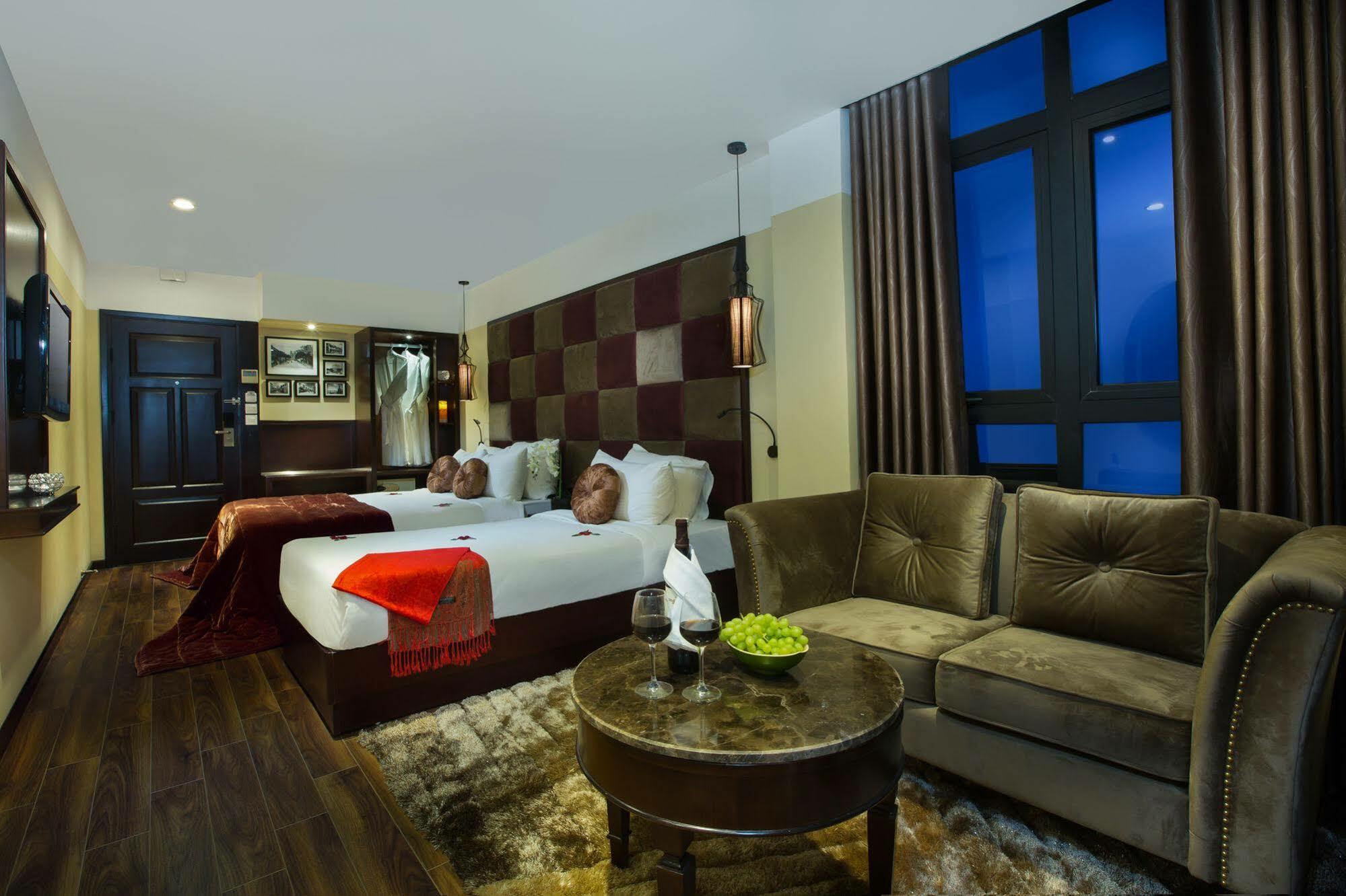 Ambassador & Travel Hotel 3*