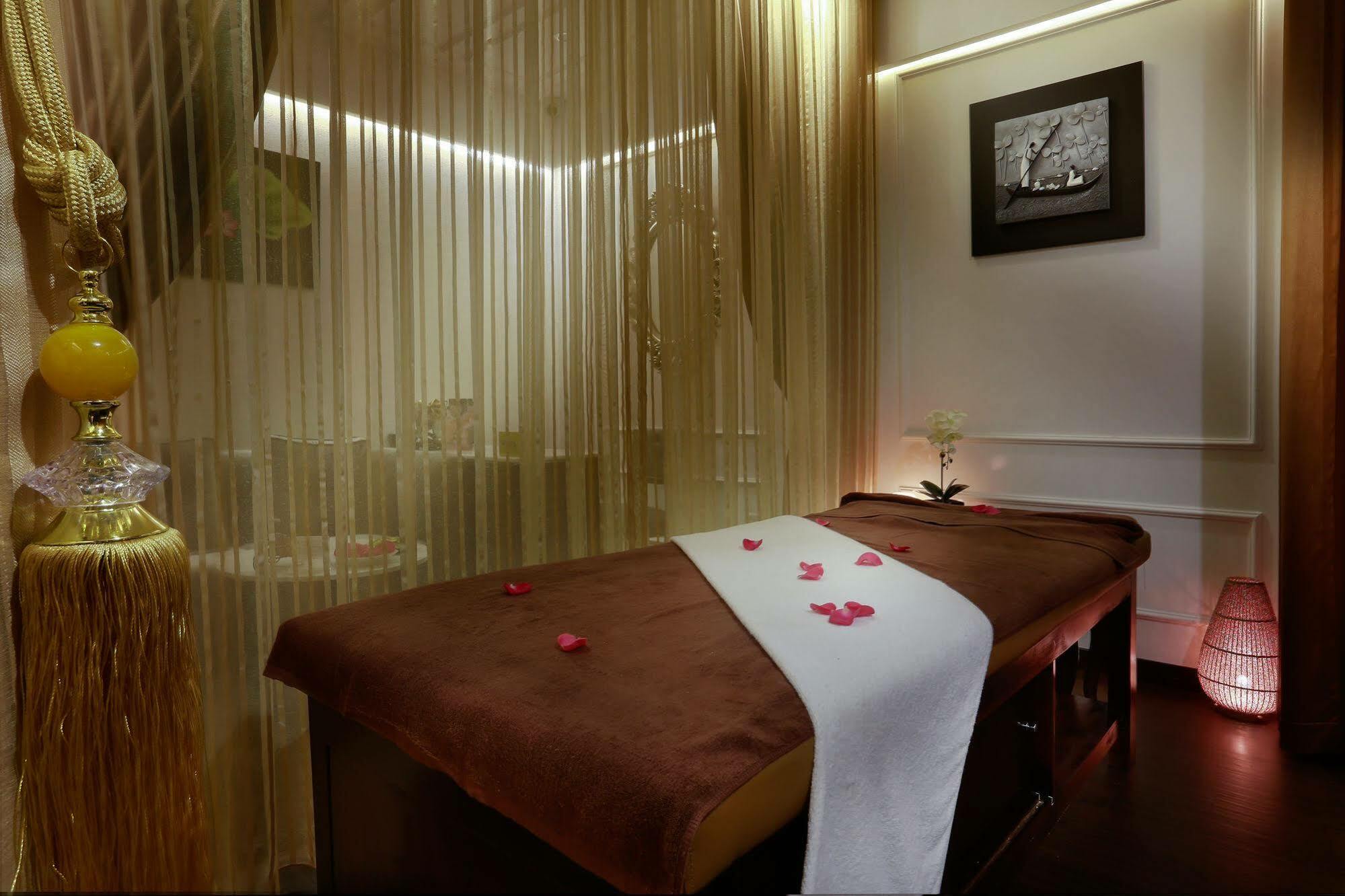 Hotel Ambassador & Travel