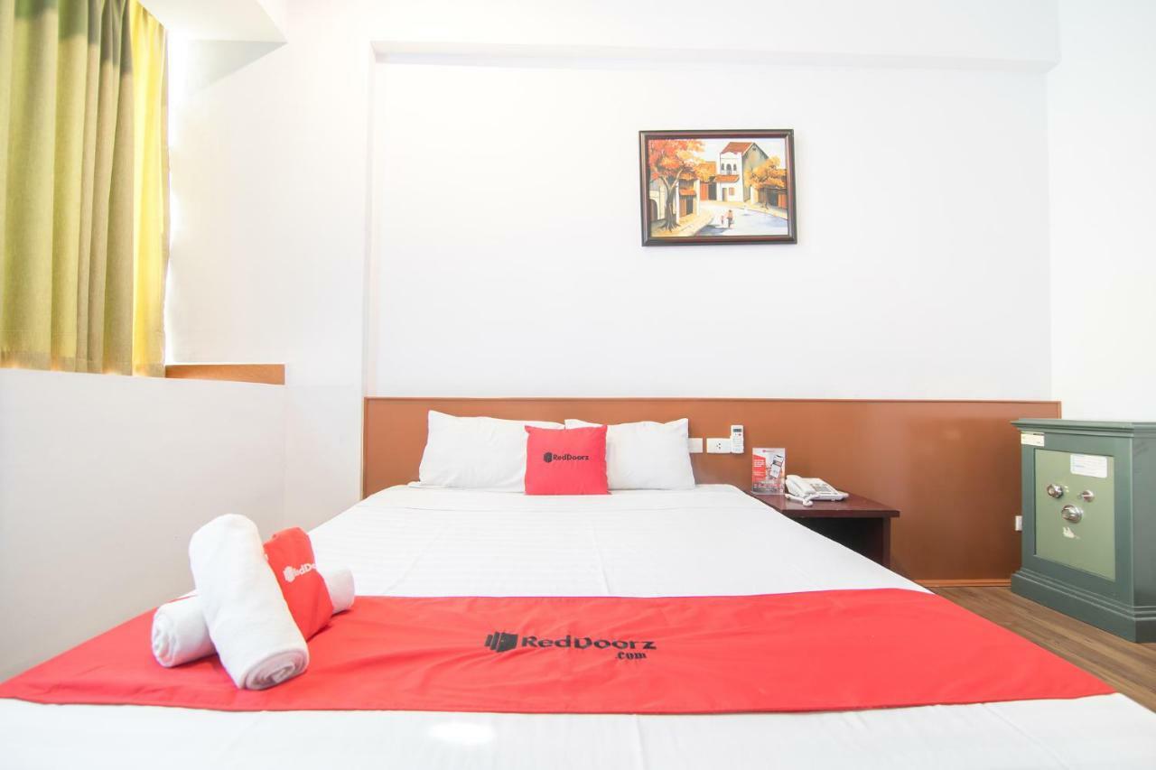 Reddoorz Near Mieu Quoc Tu Giam Hotel