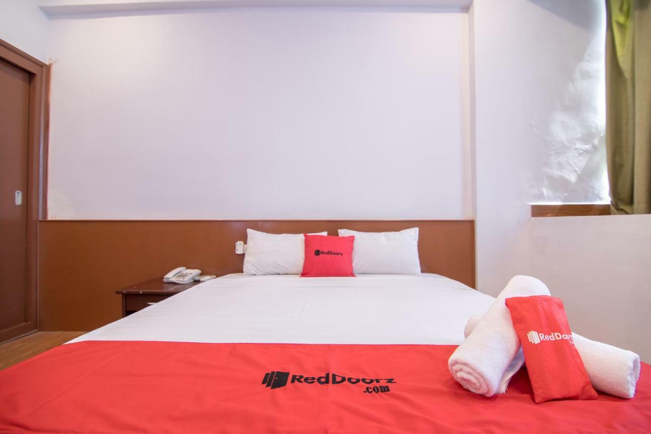 Reddoorz Near Mieu Quoc Tu Giam Hotel